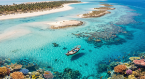 المياه الصافية والشواطئ الرملية البيضاء في أملج مالديف السعودية