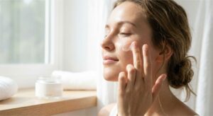 تطبيق واقي الشمس والمرطب الخفيف كجزء من روتين العناية بالبشرة في الصيف