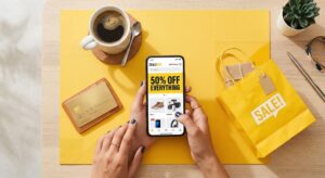 شخص يستخدم الجوال للتسوق الذكي وتفعيل كود نون للحصول على خصم 50%.
